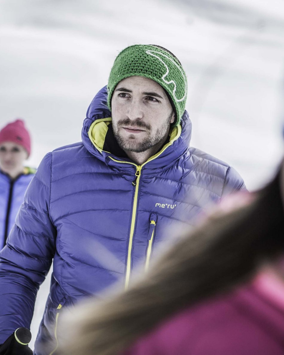 Il tuo hotel in Val Pusteria: Olangerhof Persone che sciano in abbigliamento invernale su neve bianca