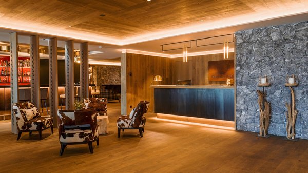 In Olang: a hotel with “Oh”, “Aah”, and “Wow” Elegant hotel interior with reception desk and seating area with armchairs