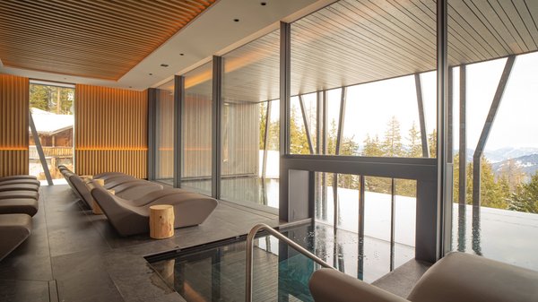 In Olang: a hotel with “Oh”, “Aah”, and “Wow” Modern spa with hot tub and panoramic view of snowy mountains