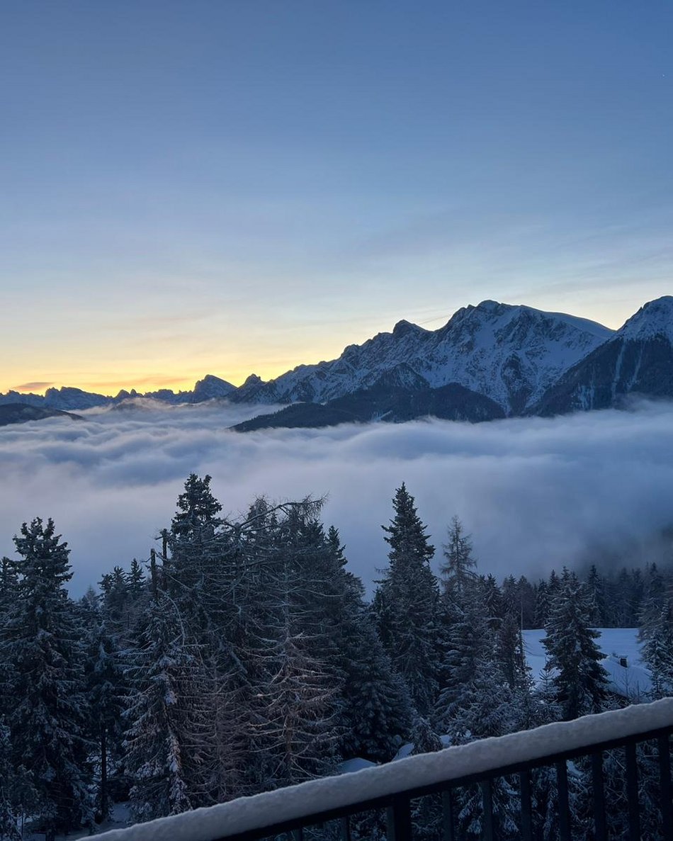 Eventi aziendali, congressi, team building e molto altro Snowy mountains and forest at sunset with low clouds