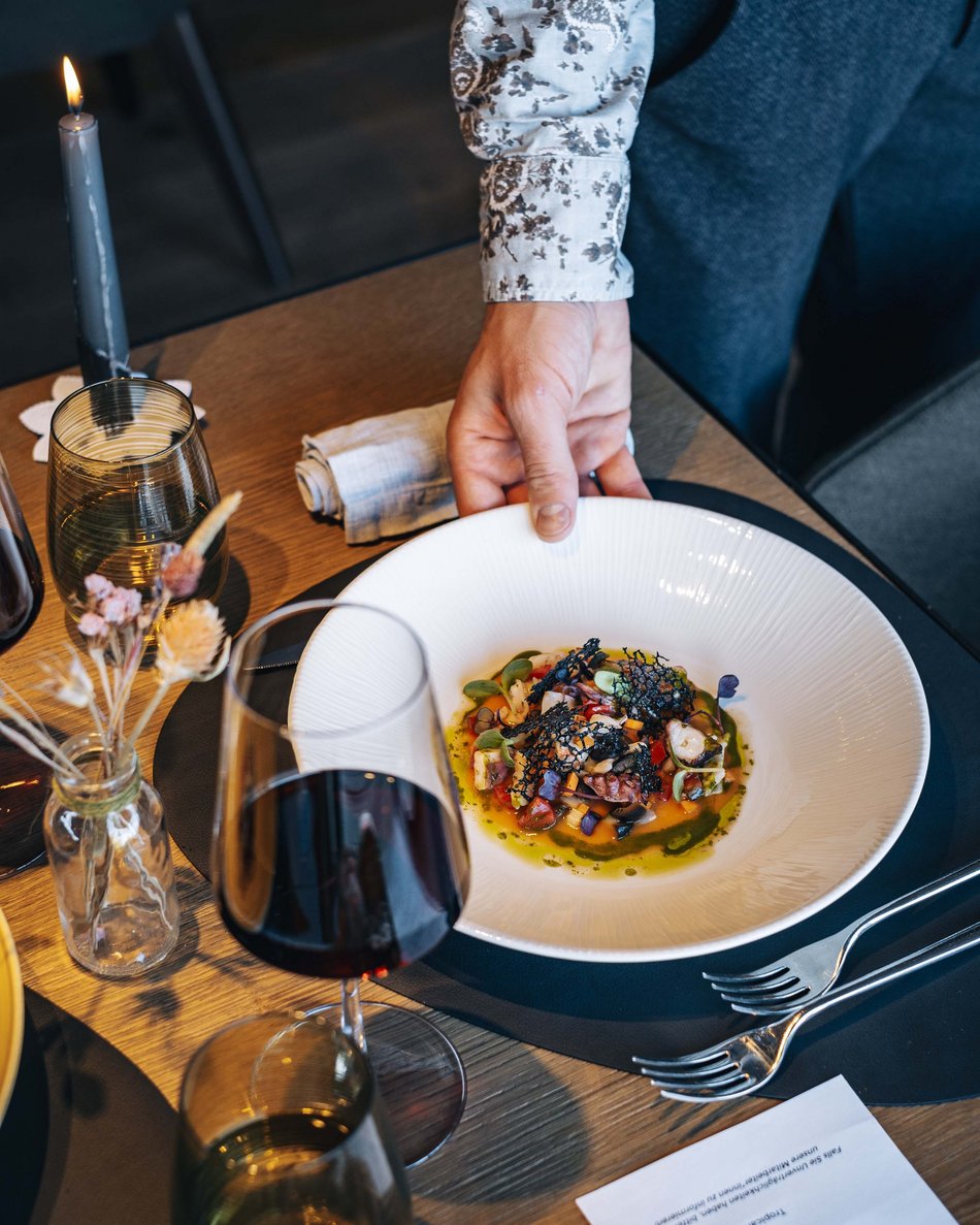 Eventi aziendali, congressi, team building e molto altro Gourmet dish served on table with red wine glass and lit candle